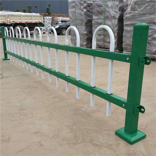 草坪防護U型圍欄 彎n型新式鋅鋼 泓宸輝藍(lán)白道路隔離欄