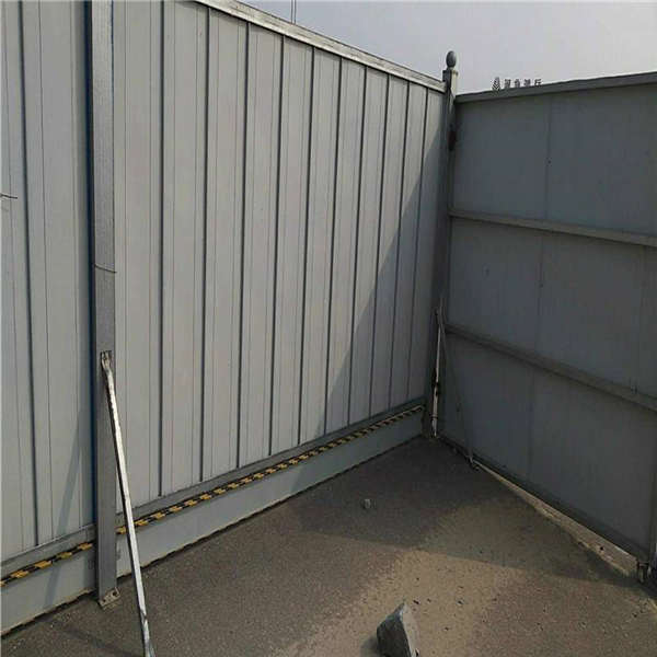 鋼結(jié)構(gòu)工地圍擋 鋼板噴繪可掛廣告牌或標(biāo)語 掛仿真草工程擋板